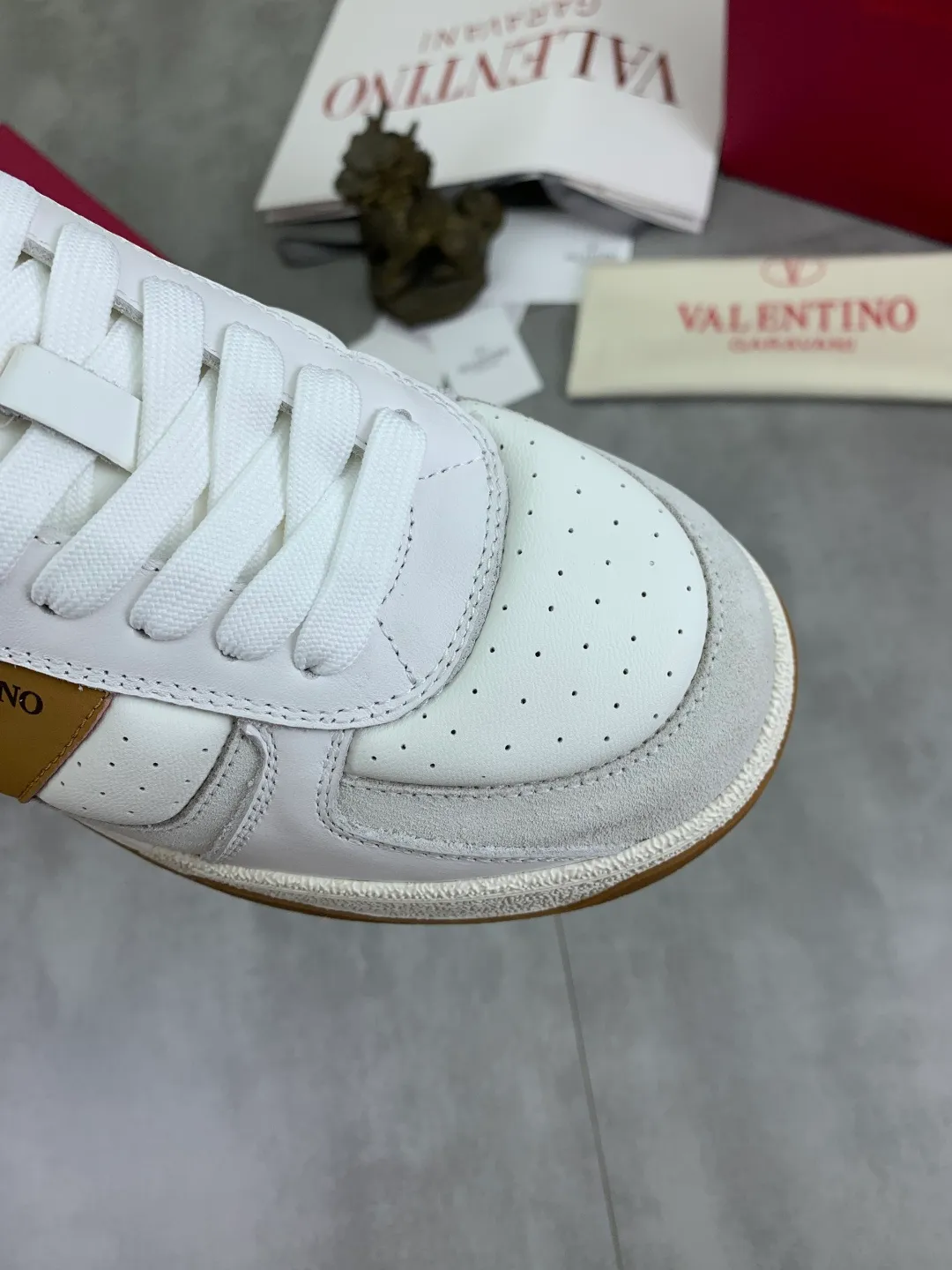Men's men's shoes 💰P600 New model Latest Valentino Valentino V family new casual young fashion trend sports shoes Full of vitality No age limit Very light and comfortable on the feet Packaging Original purchase and development Production of goods Various color combinations are eye-catching Activate the charming sunny boy Shoe design combines coolness with daily style Full of street style Multi-color options!   Fabric: original material splicing/first-layer cowhide Lining: imported cowhide/original logo sweat-absorbent and breathable foot pad Outsole: TPU foam lightweight material outsole Brand injection insole Code number: 38-46 Full set of packaging Color: 3️⃣ colors available